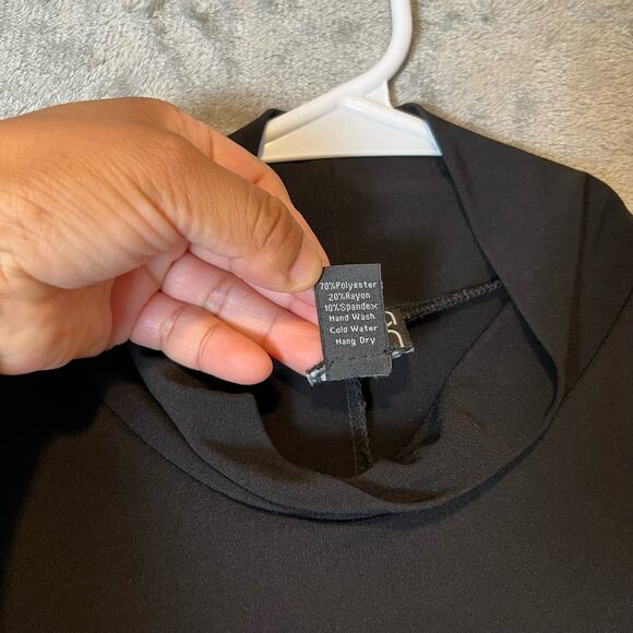 Clara Sun Woo Sz Medium Black Stretch Cold Shoulder Sharkbite Hem Tunic Top - Picture 4 of 6